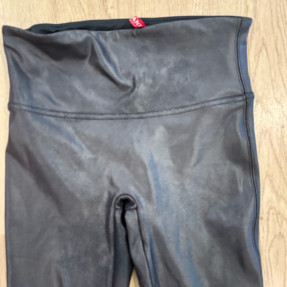 Spanx Faux Leather Leggings in Black M Petite - Picture 5 of 8